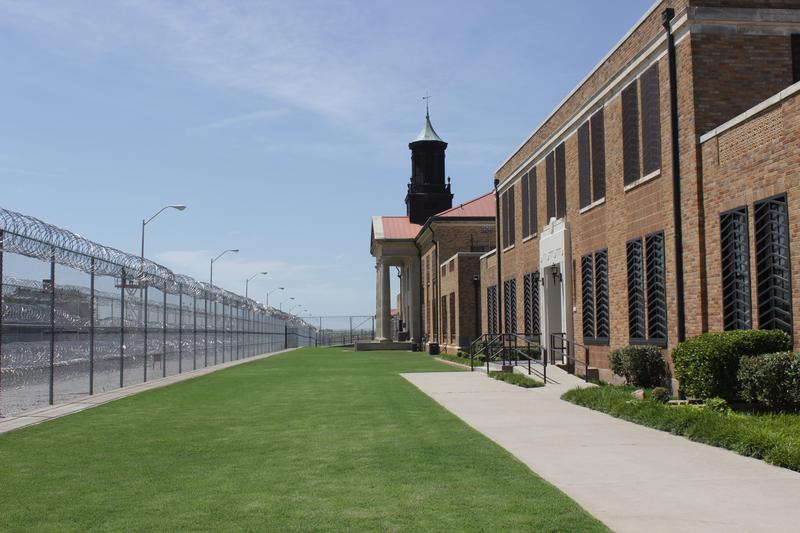 Obama Praises El Reno Prison s Programs Calls For Corrections Reform