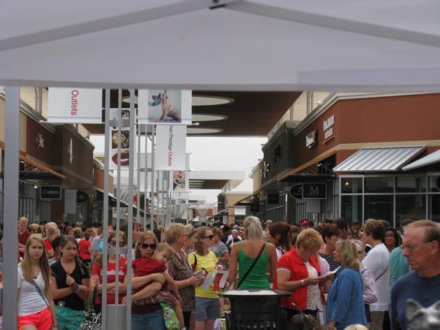 First Of Two New Chesterfield Outlet Malls Opens For Business | St. Louis Public Radio