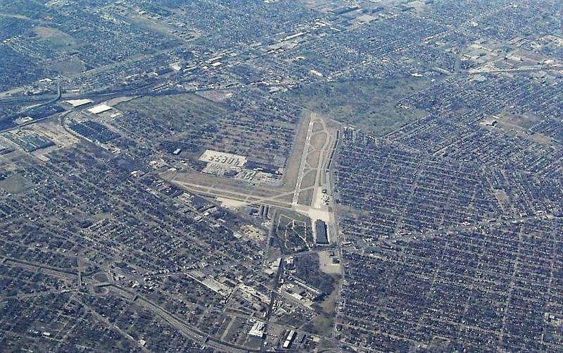 what airlines fly into detroit city airport