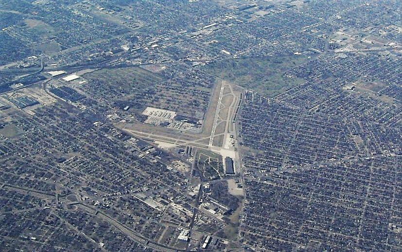 small airplane crash detroit city airport