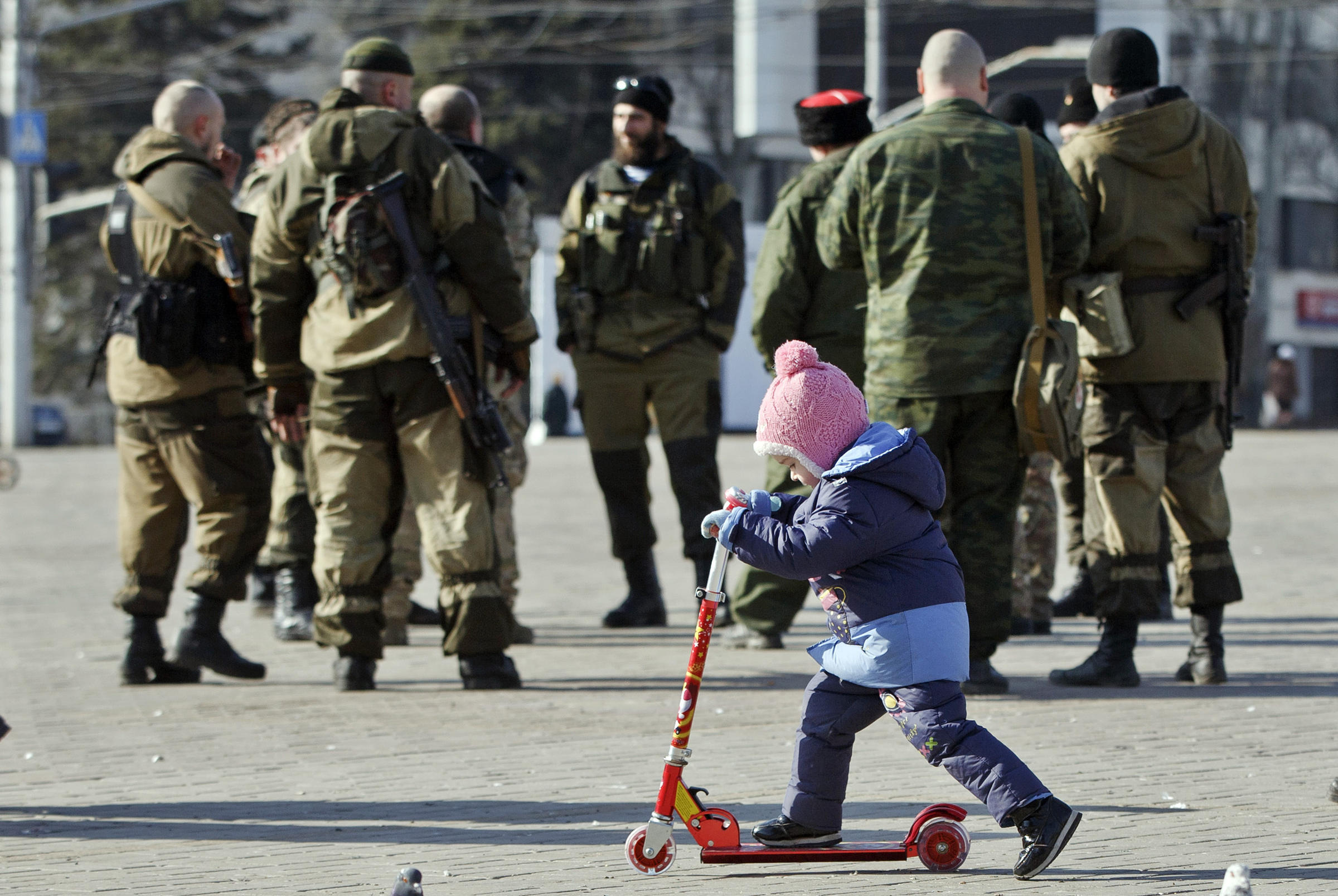 separatists in ukraine say they"re pulling heavy