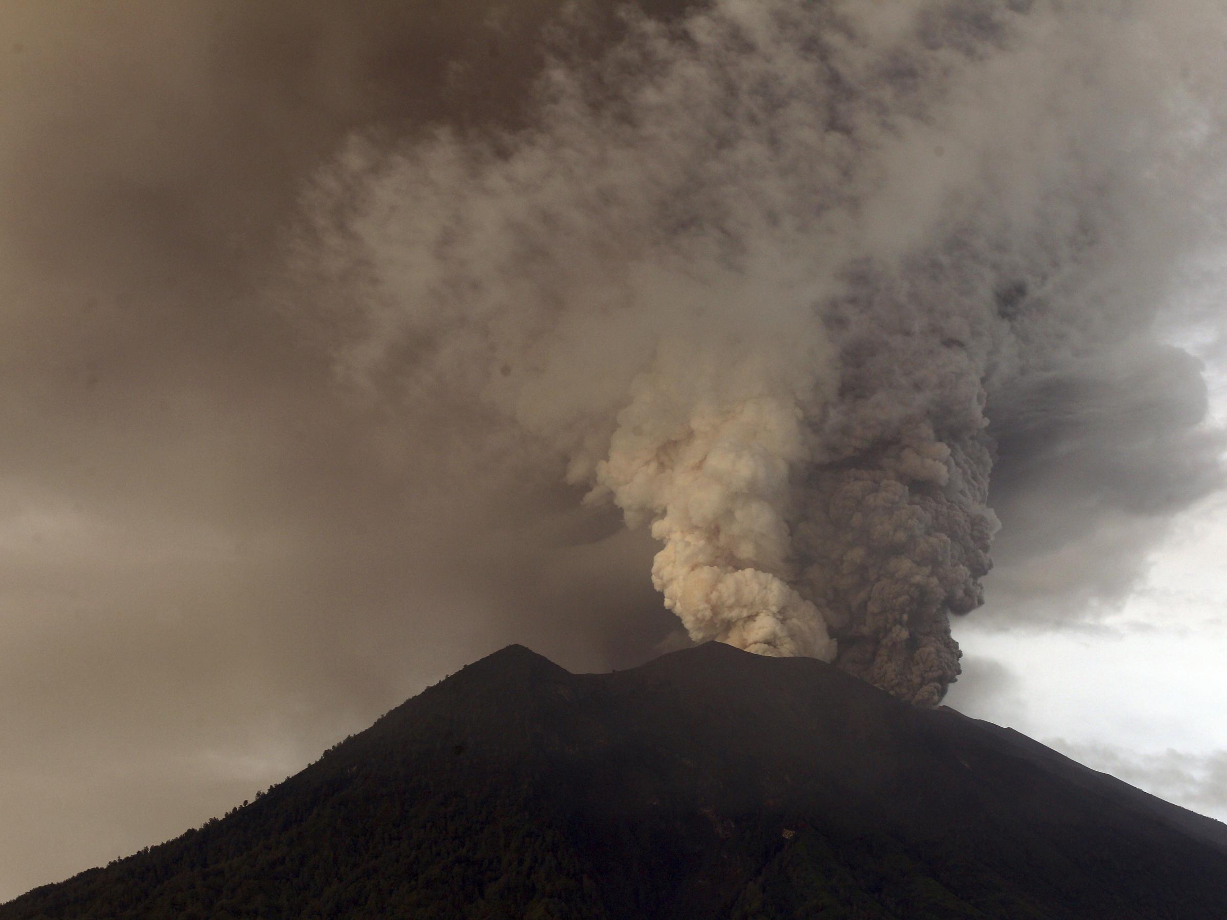 Indonesia Tries To Evacuate 100 000 People Away From Erupting Volcano On Bali Kuow News And