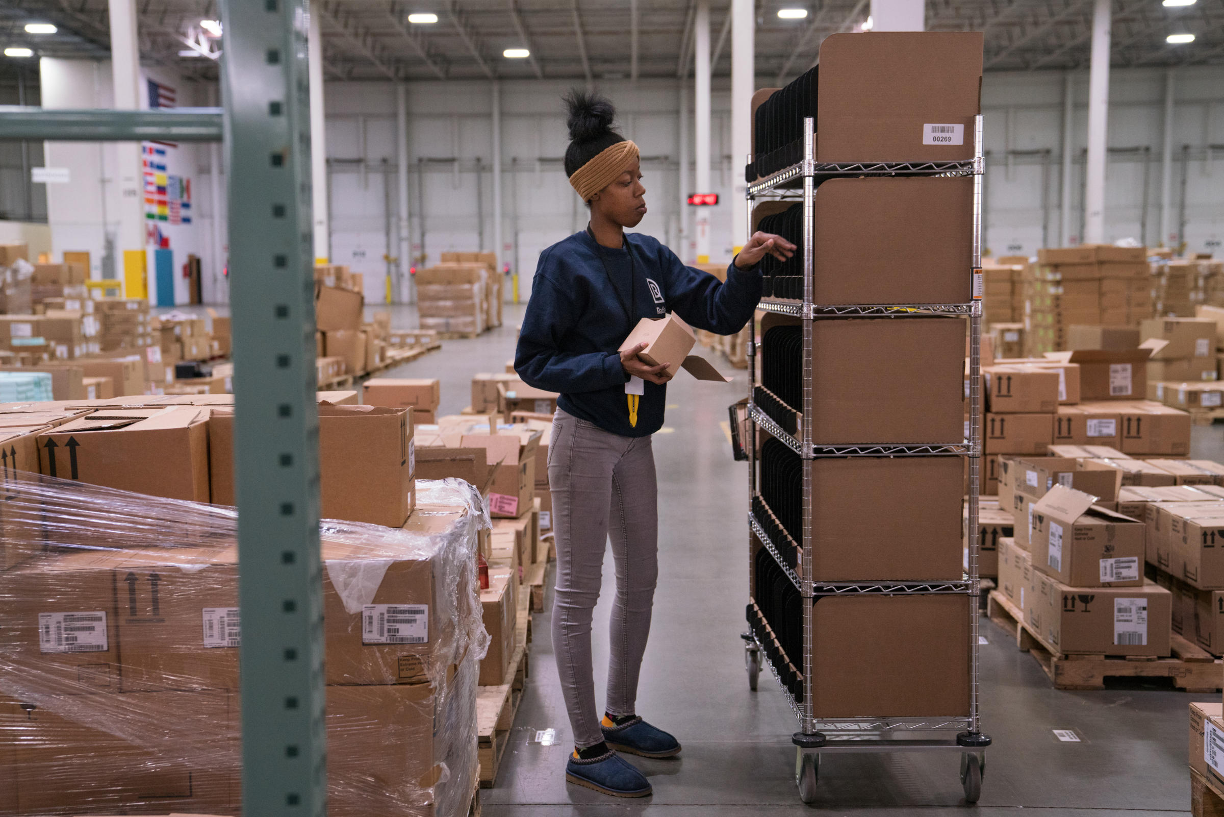 what does an amazon warehouse worker do