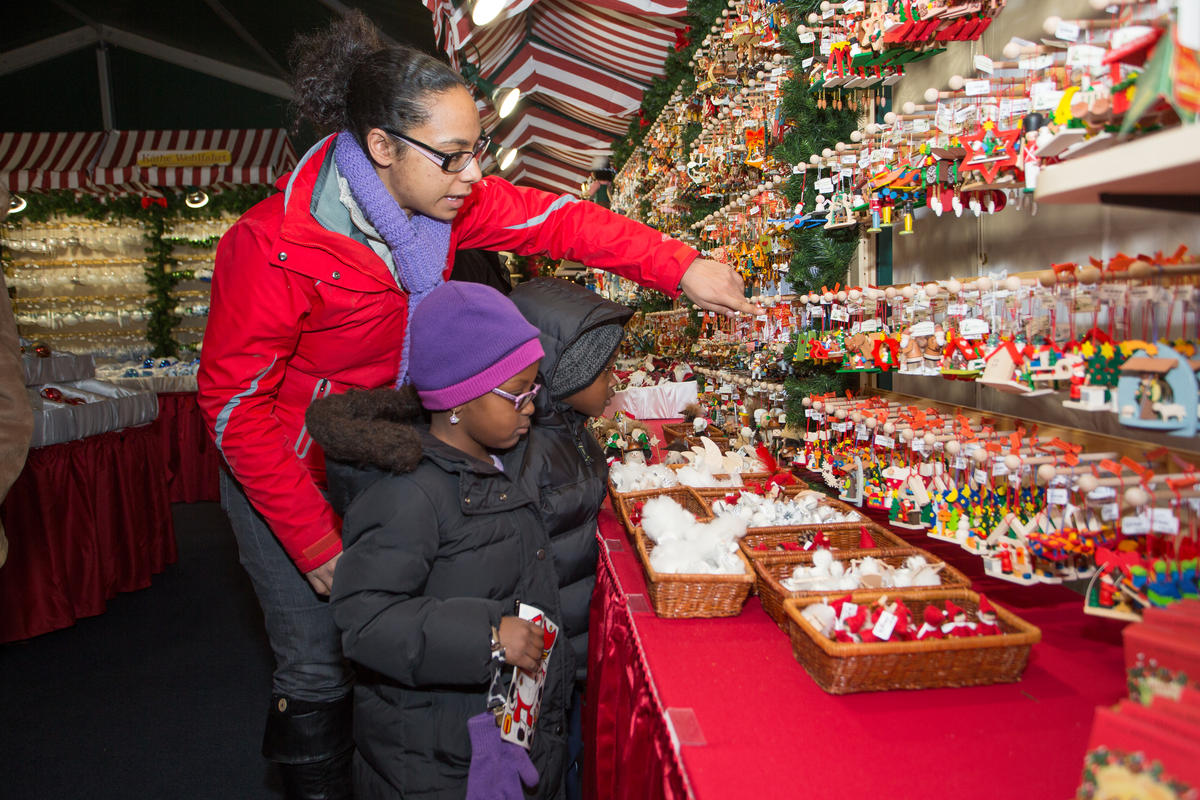 The Annual People's Gas Holiday Market Returns to Market Square 90.5 WESA