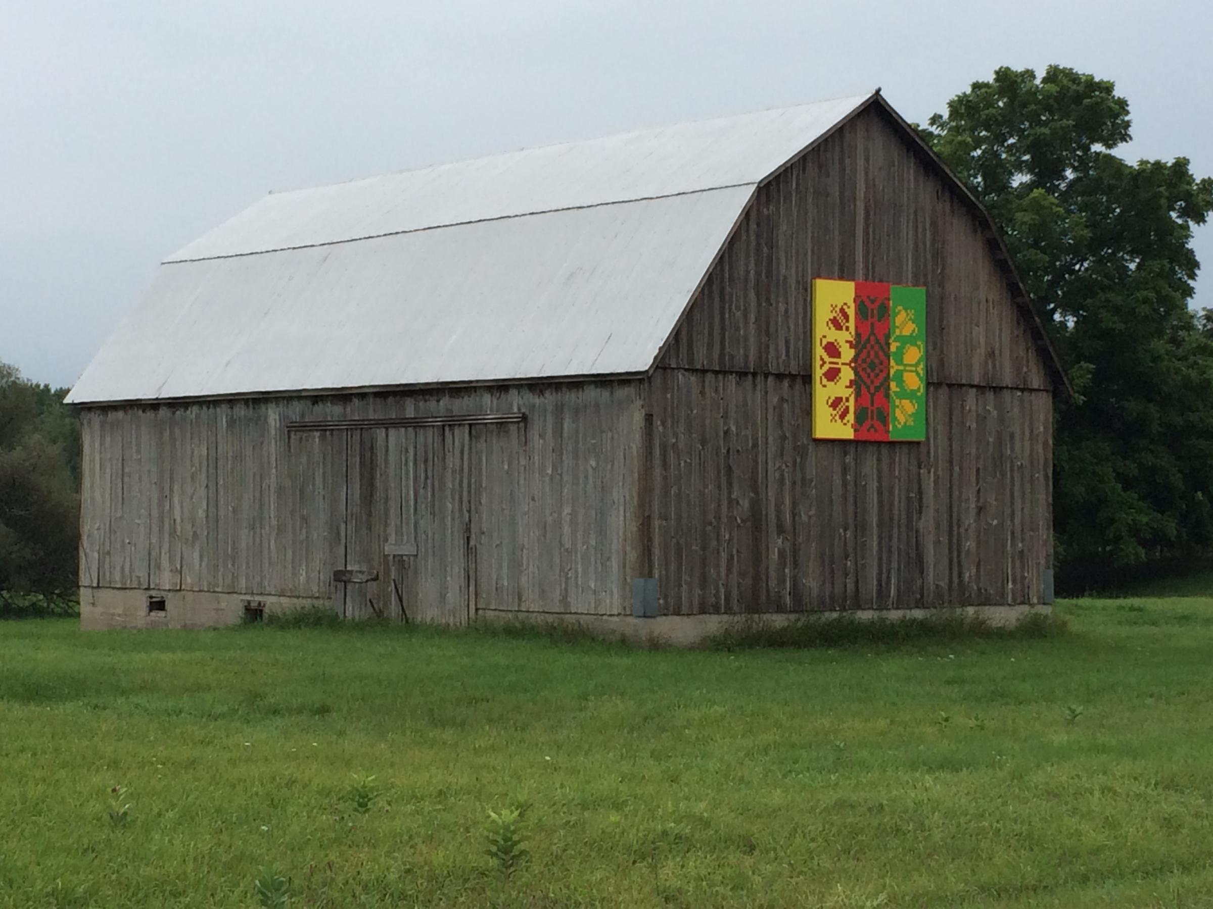 How can you paint a barn quilt?