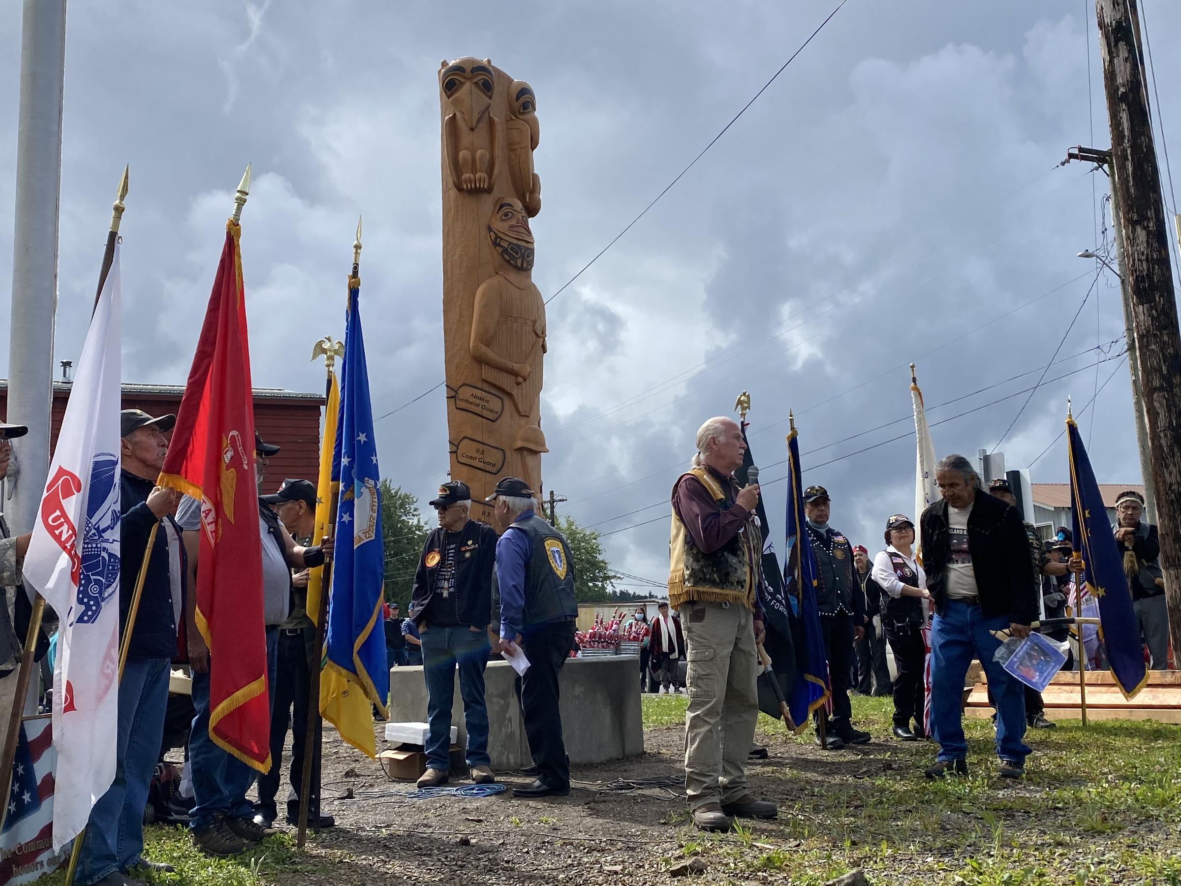 Hoonah totem pole honors Alaska’s veterans knba