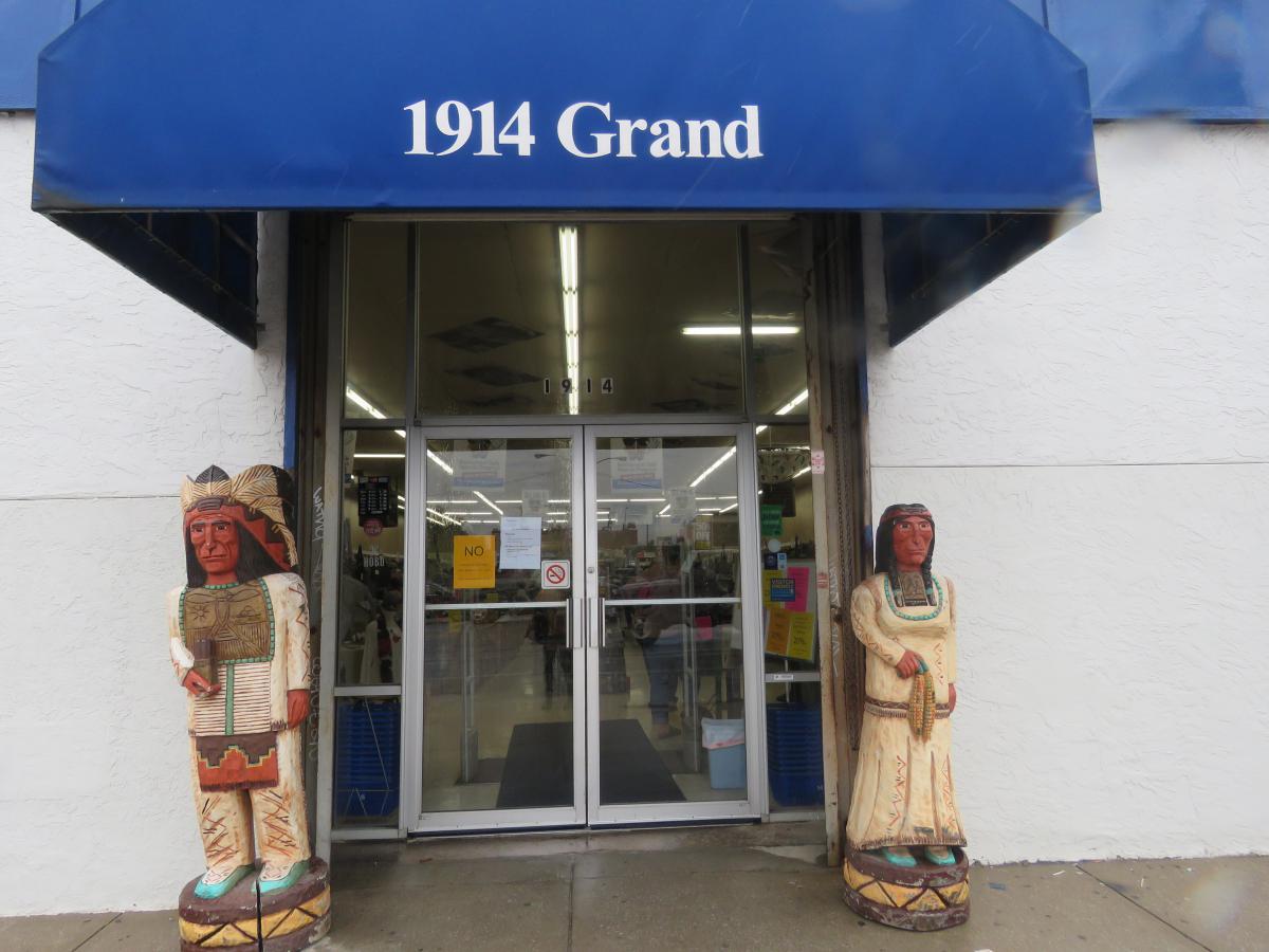 Kansas City Shoppers Tie Up Memories With Final Run