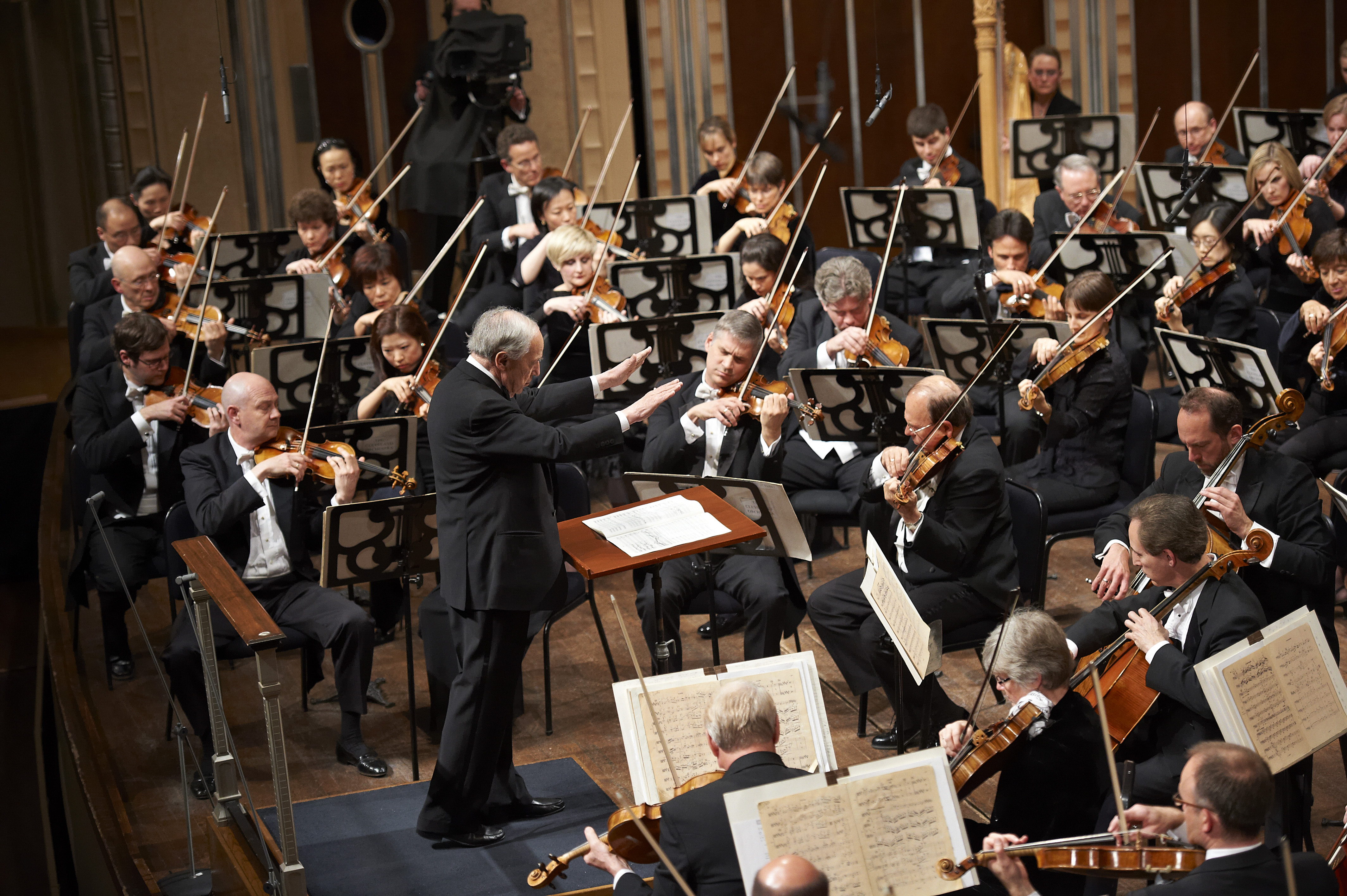 Оркестр на улице. Симфонический оркестр мариинки. Оркестре. Малер 10 симфония. Оркестр громко.