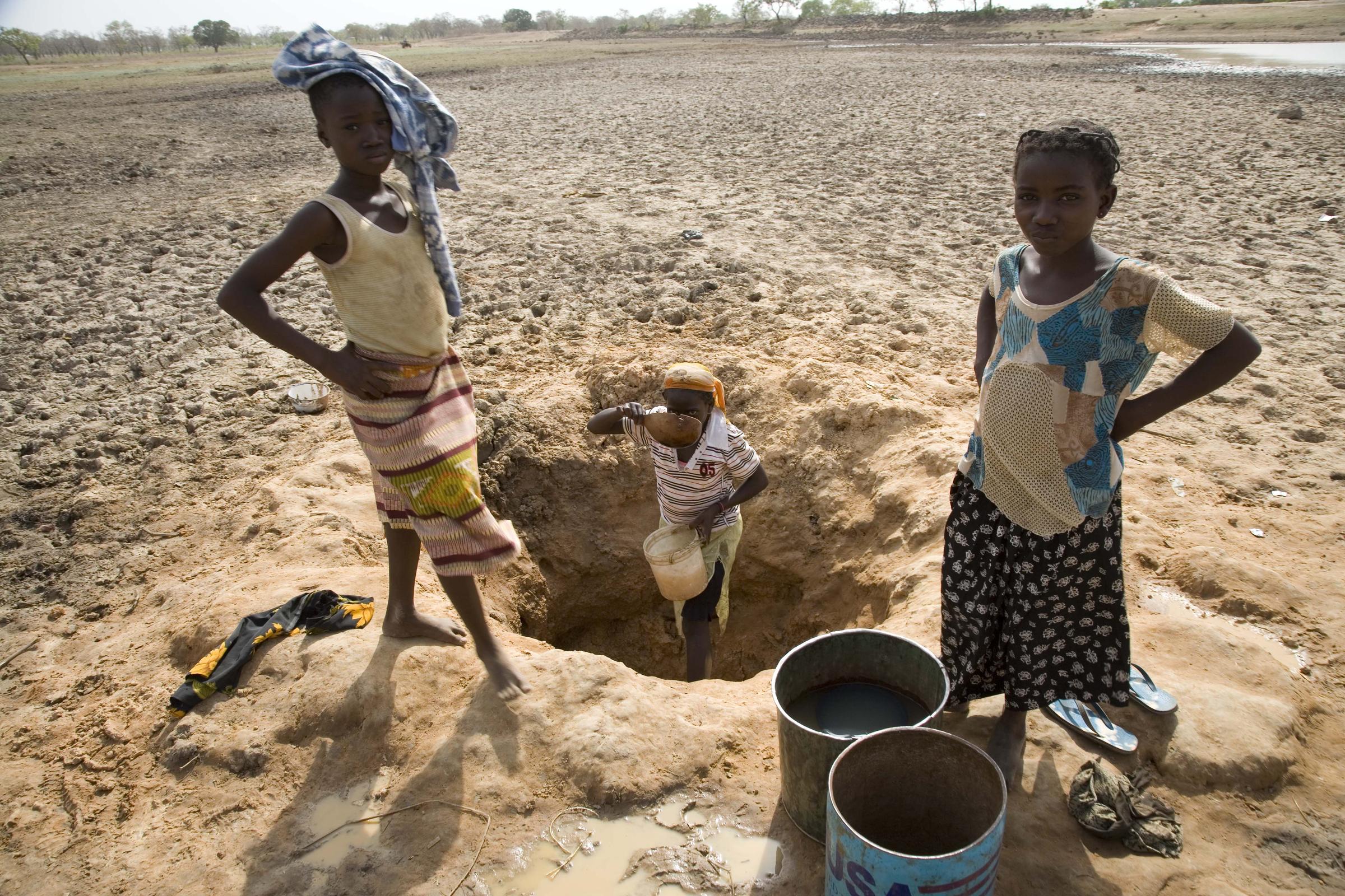 В африке нет воды возьми. Африканские дети без воды.