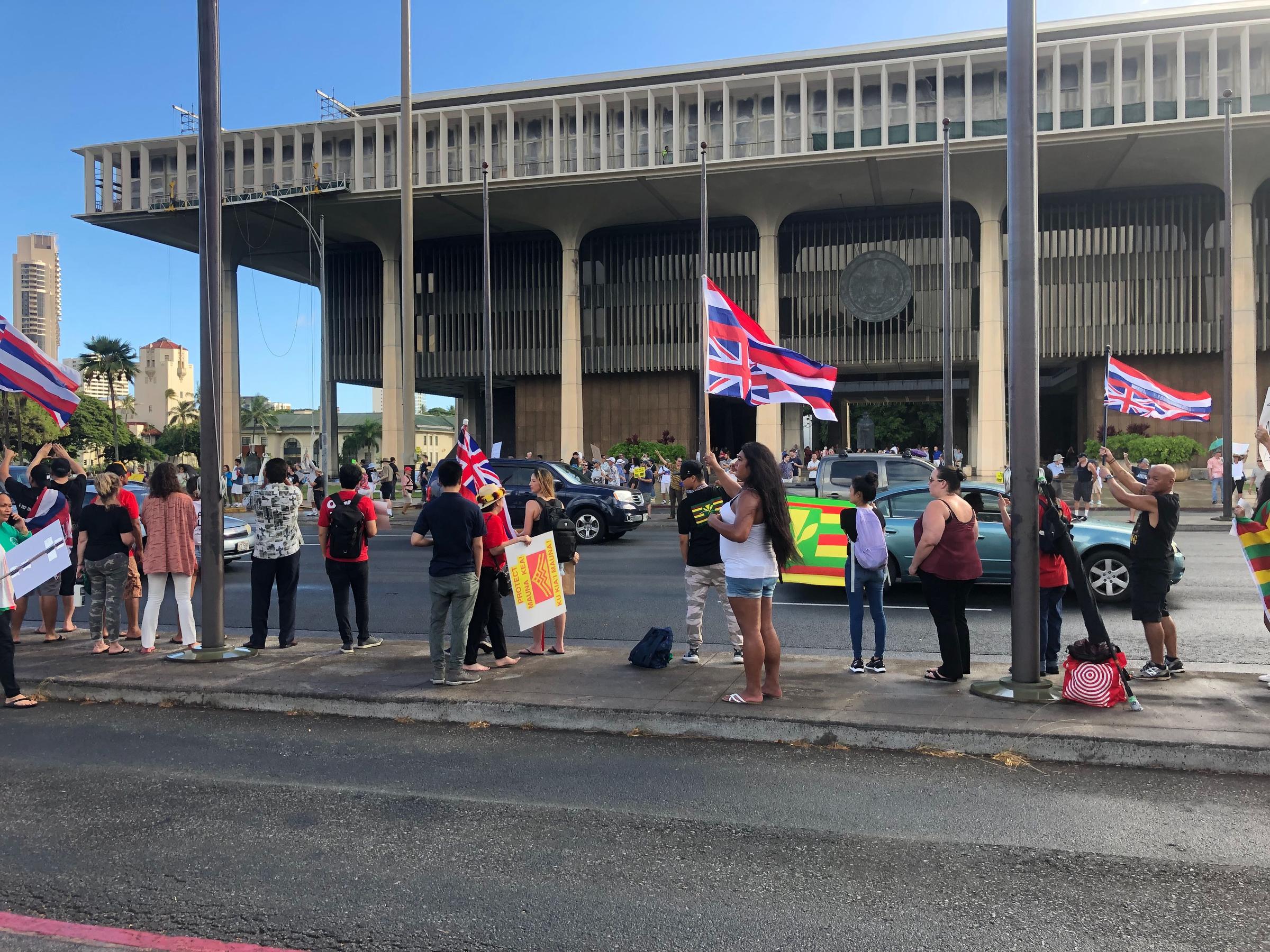 Tmt Supporters Rally At State Capitol Opponents Assemble Across The Street Hawaii Public Radio