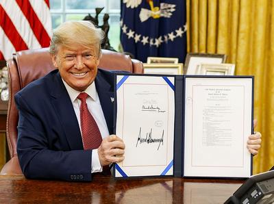 Wyden Blasts Trump Over President S Signature On Stimulus Checks Klcc