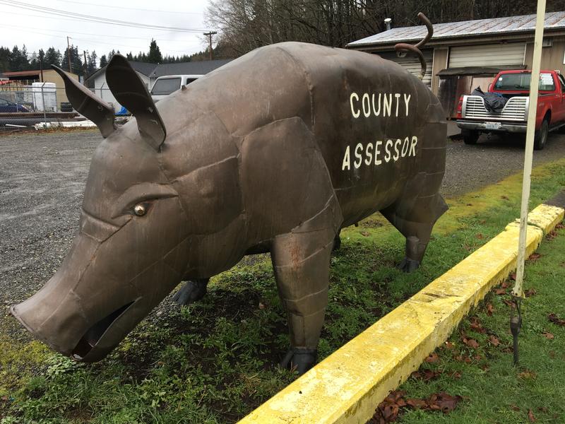 Pig statue on the road into Shelton protests property taxes.