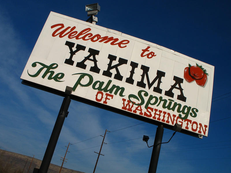 A sign on Interstate 82 welcomes visitors to Yakima