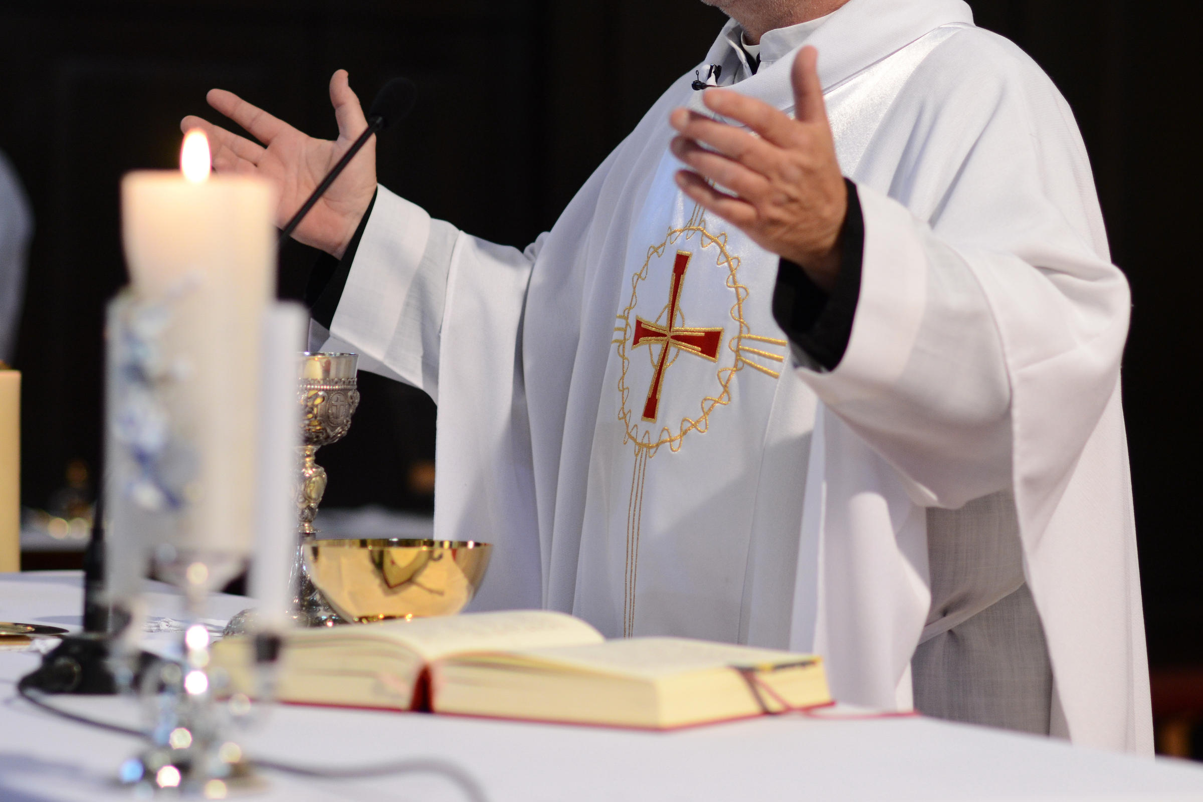 Roman Catholic dioceses prepare to resume public Mass | Michigan Radio