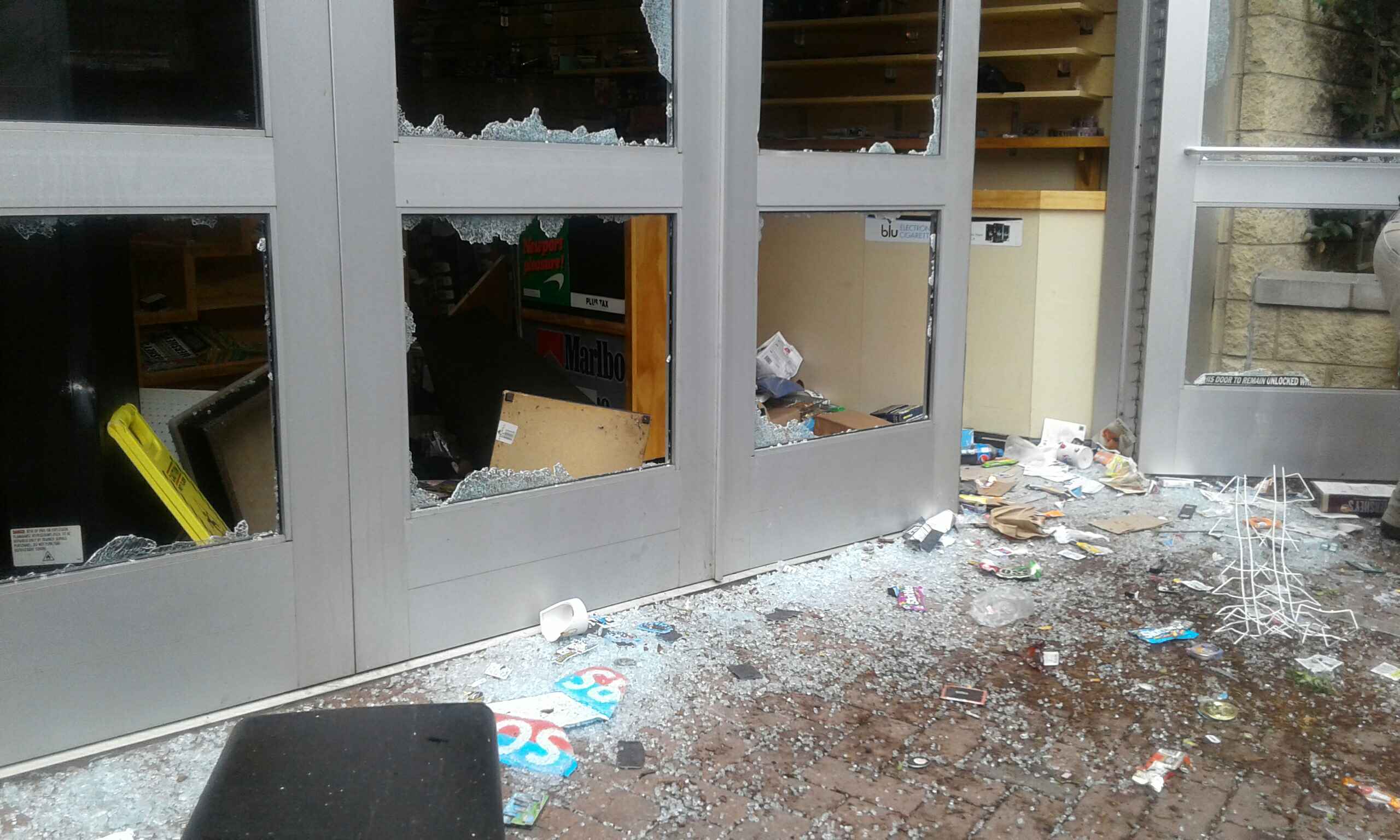 Разбить стекло дома. Офис с разбитым стеклом. Разбитое стекло в комнате. Разбитая стеклянная дверь. Сломанное стекло в доме.