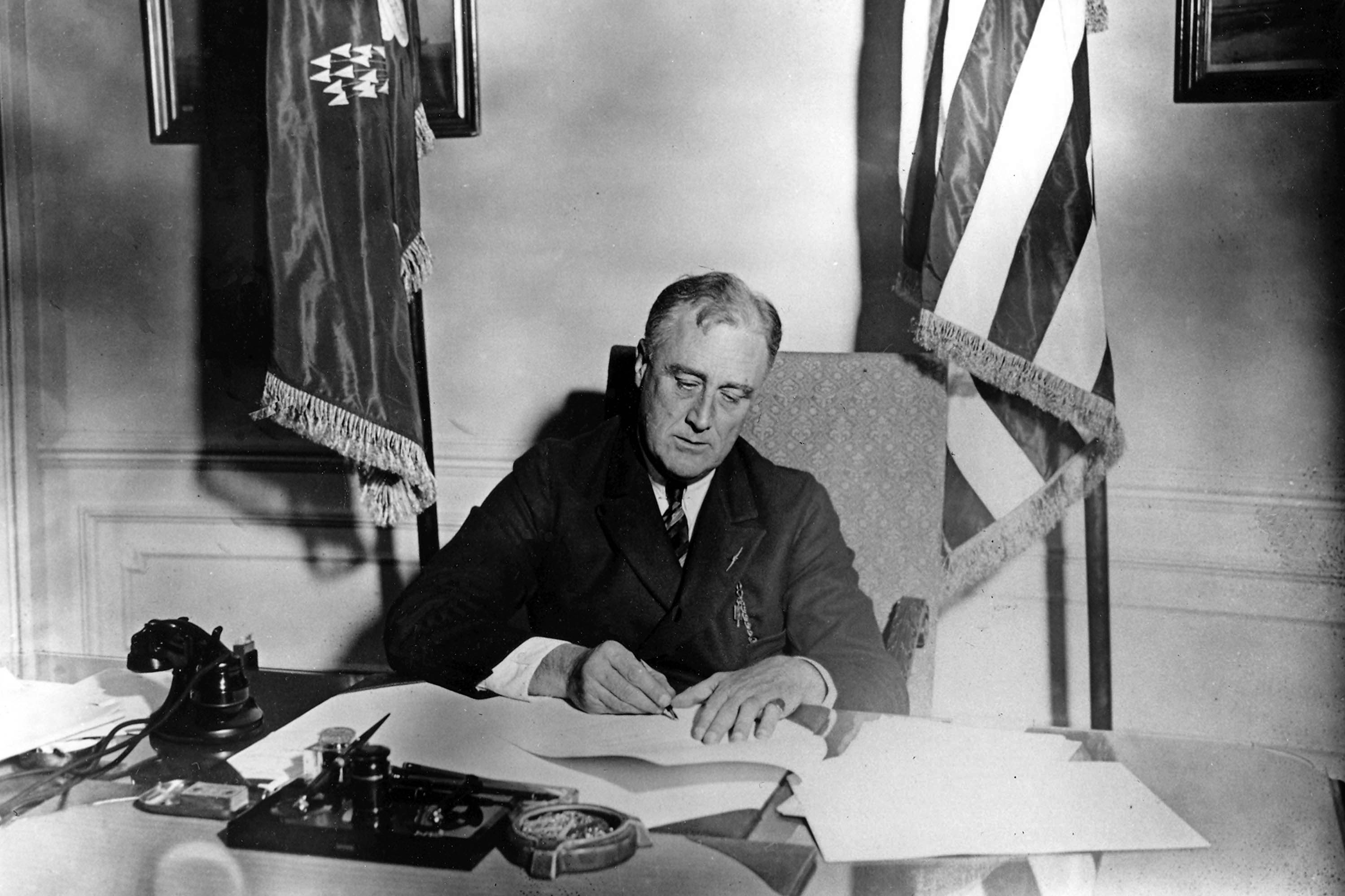 Roosevelt signing the Emergency Banking Act, ordering the confiscation of gold