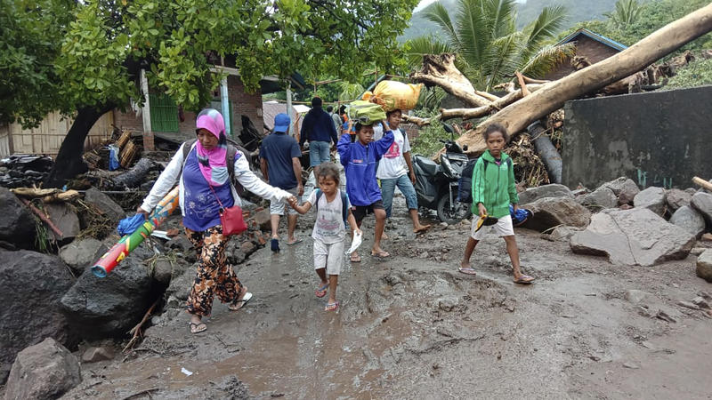 Banjir, tanah longsor dan mis.  Timor menewaskan lebih dari 110 orang