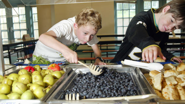 Students select blueberries and rolls from the food line at Lincoln Elementary in Olympia, Wash., in 2004.