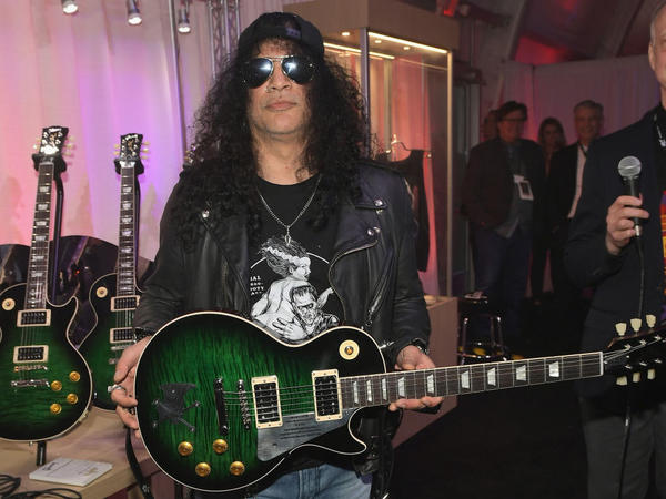 guitarist slash shows off a new gibson instrument in las vegas