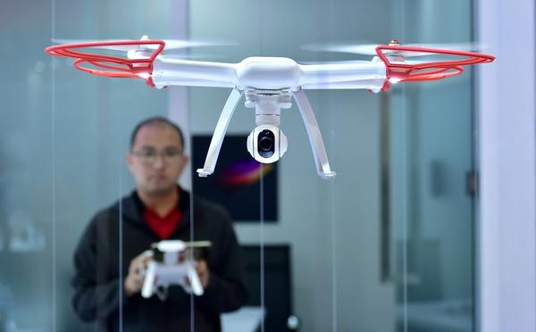 Un Homme Pilote La Télécommande Mi Drone De Xiomi, Lors Du Consumer Electronic Show (Ces) 2017 À Las Vegas En 2017. (Frederic J. Brown/Afp/Getty Images)