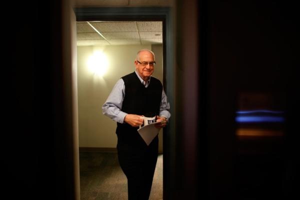 Kasell enters the studio to read the final newscast of his career. A veteran broadcaster, his news career spanned more than 50 years.