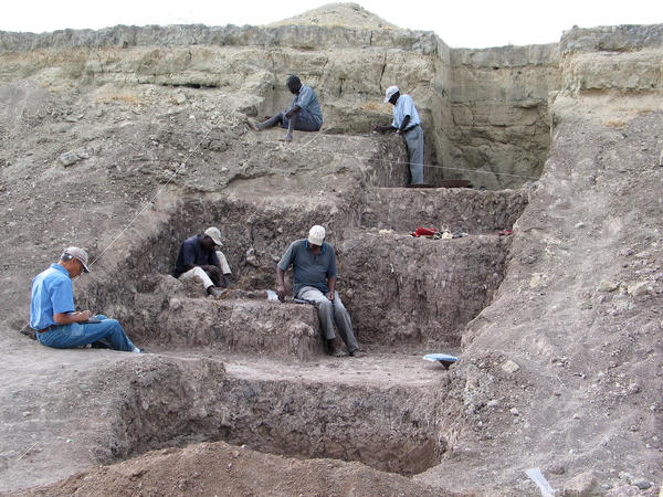 In this Olorgesailie Basin excavation site, red ocher pigments were found with Middle Stone Age artifacts. This is the earliest evidence of the extraction and use of pigments among ancient humans.