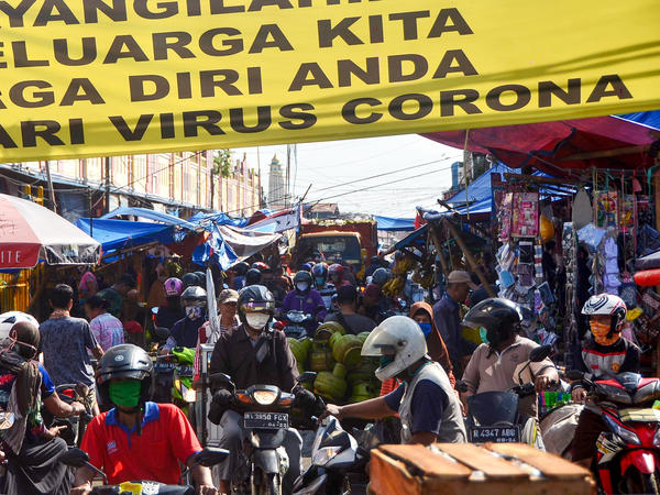 Indonesians at a traditional market in Bekasi, West Java, on Thursday appear to be ignoring social distancing rules the government put in place to prevent the spread of COVID-19.