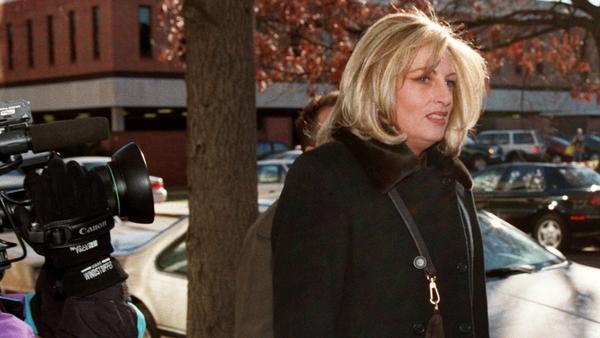 Linda Tripp arrives at a law firm in 1998 to give a deposition.