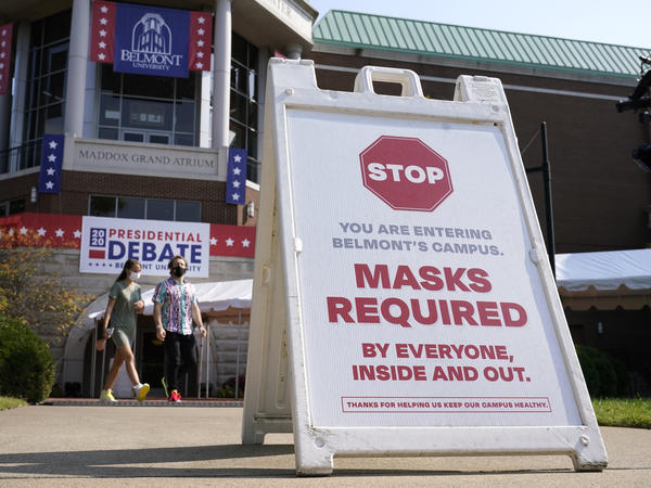In Nashville, Tenn., a sign reminds visitors to wear masks at Belmont University, which is preparing to host Thursday's presidential debate. Federal health officials say a new study highlights the need for masks.