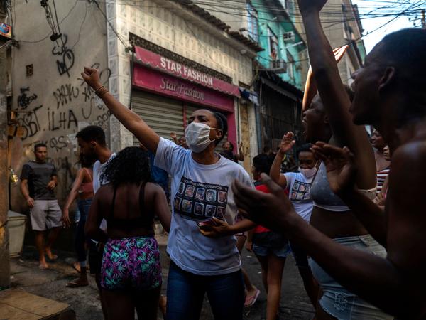 Residentes protest after a police operation against alleged drug traffickers at the Jacarezinho favela in Rio de Janeiro, Brazil, on Thursday.