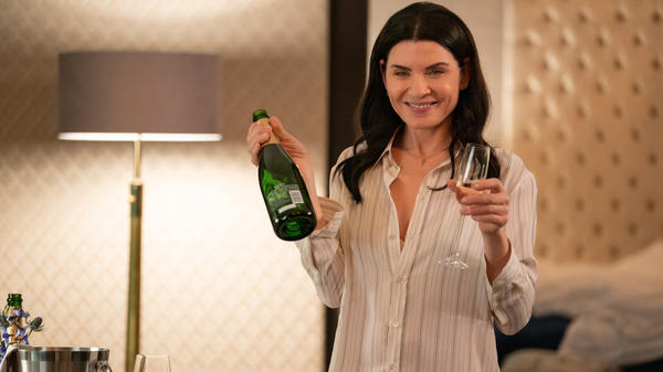 Julianna Margulies, who plays Laura, makes this episode look a lot more fun than it is.