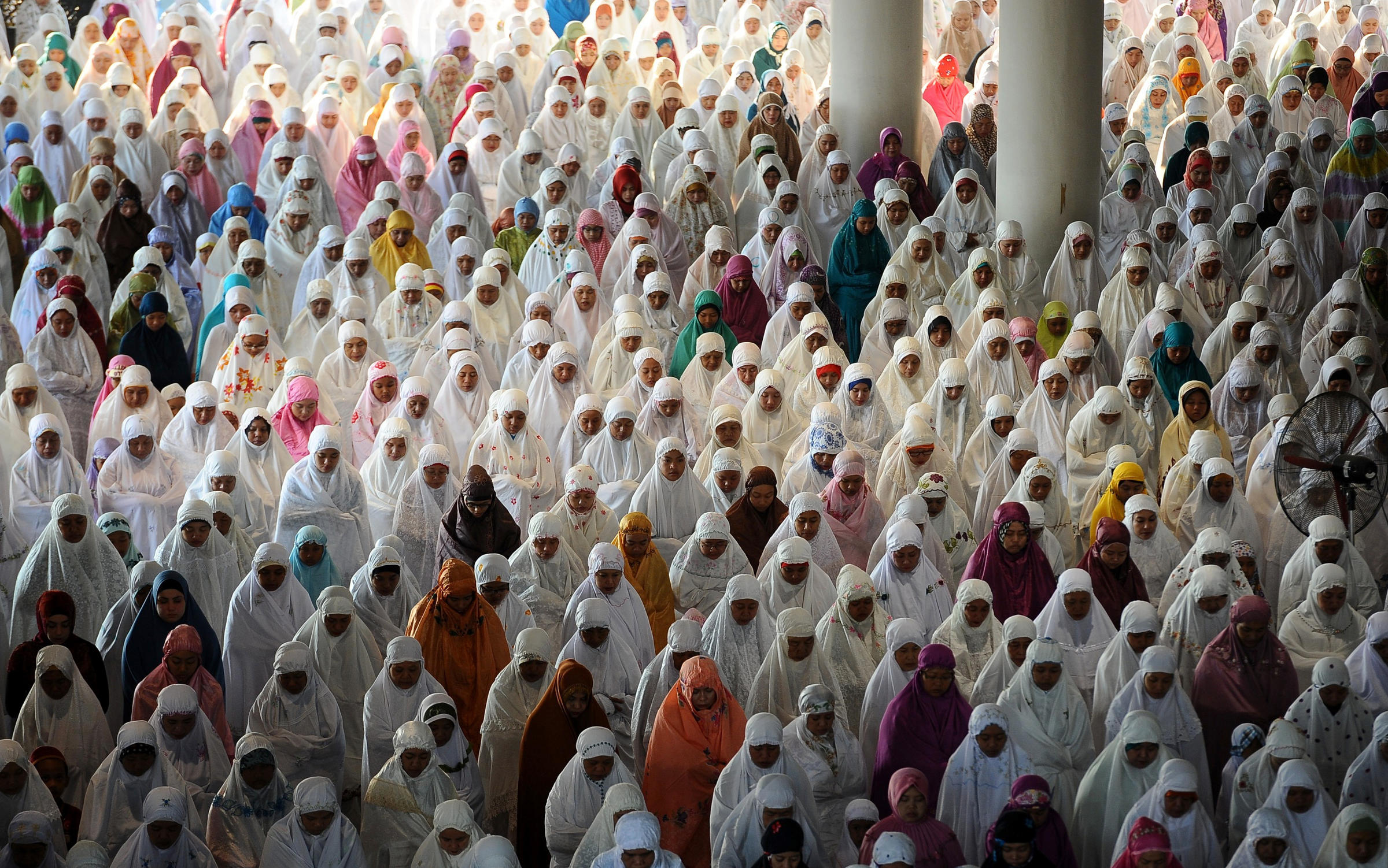 indonesian muslims perform eid al-adha prayer at al-akbar mosque