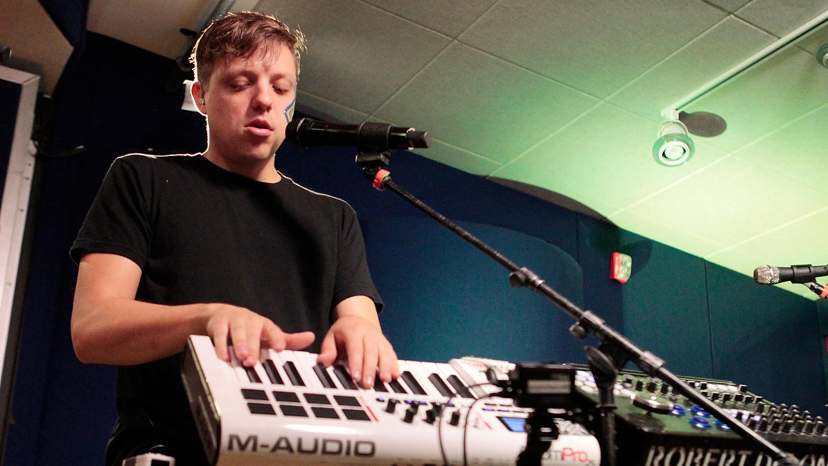 Watch Robert DeLong Perform 'Long Way Down/Global Concepts' Live In The ...