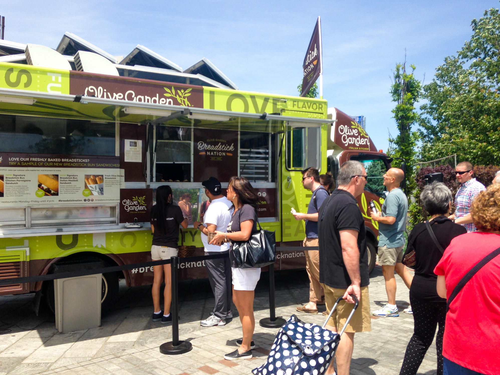 Mamma Mia Olive Garden Food Truck Invades Boston S Italian