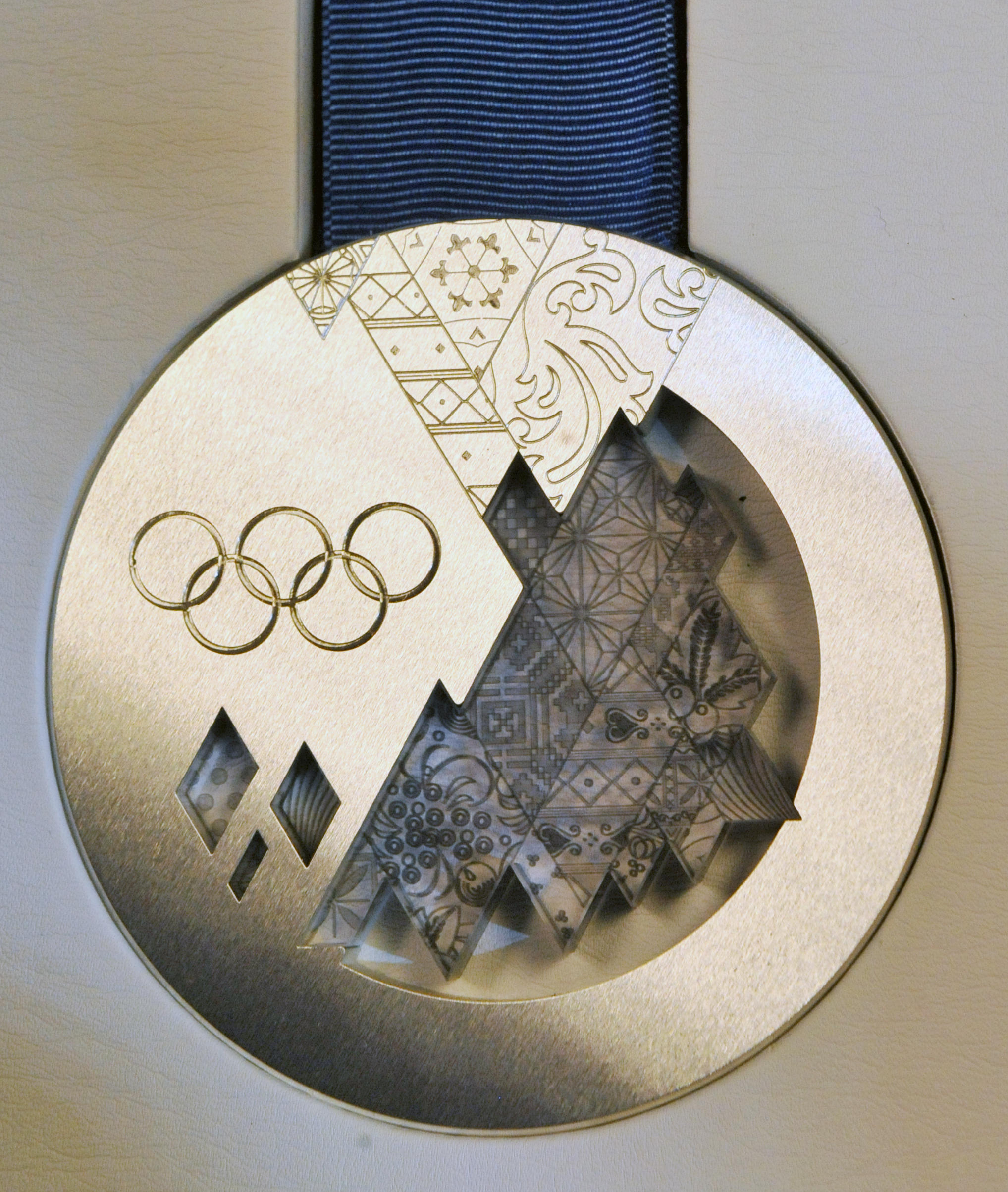 Олимпийская медаль 2014 года. Олимпийские медали Сочи 2014. Олимпийские игры в Сочи 2014 медали. Krieghoff k-80 Олимпийские медали. Серебряная медаль Олимпийских игр 2014.