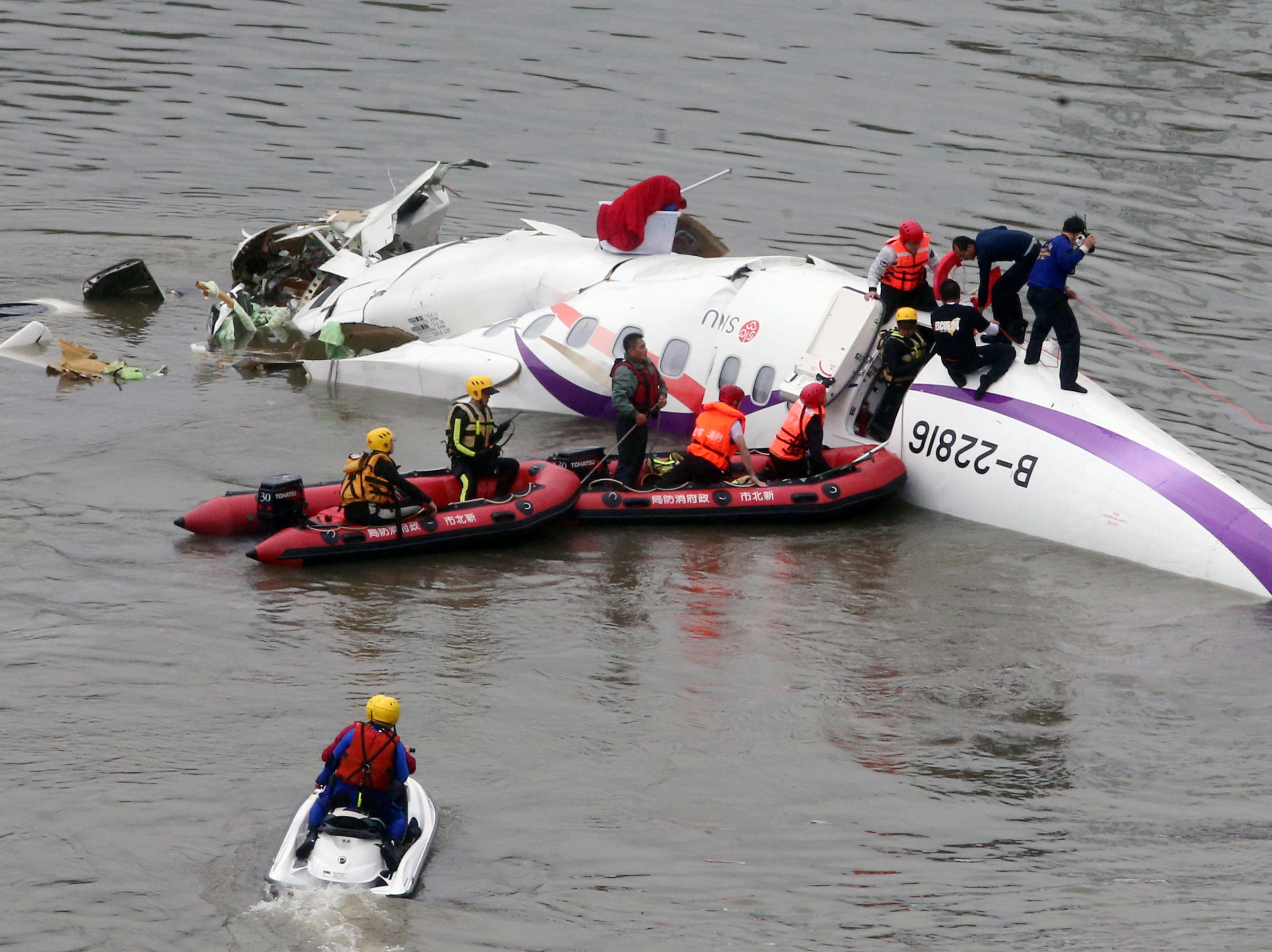 Transasia Plane Crashes Into Taiwan River More Than A Dozen