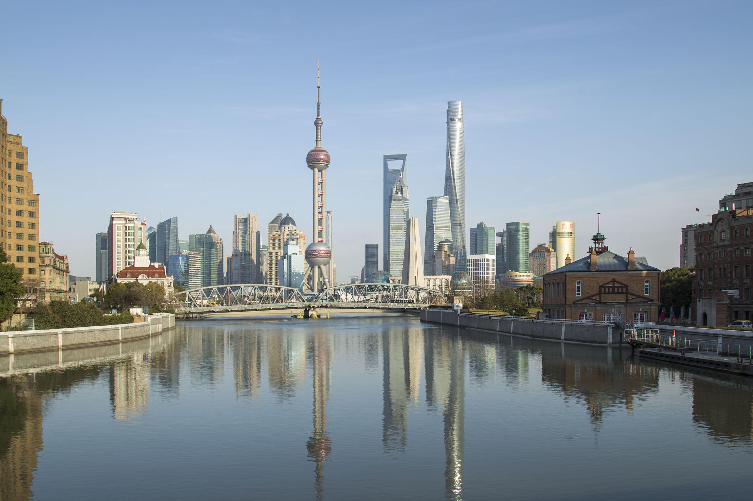 Shanghai Tower: A Crown For The City's Futuristic Skyline | WEKU