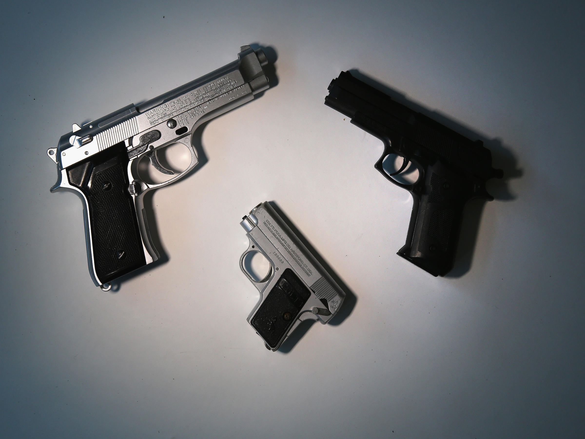 realistic looking toy guns