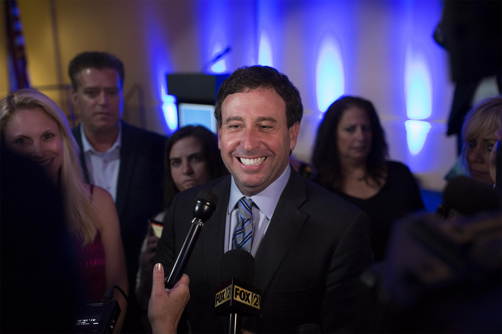Stenger squeaks by Mantovani in St. Louis County executive
