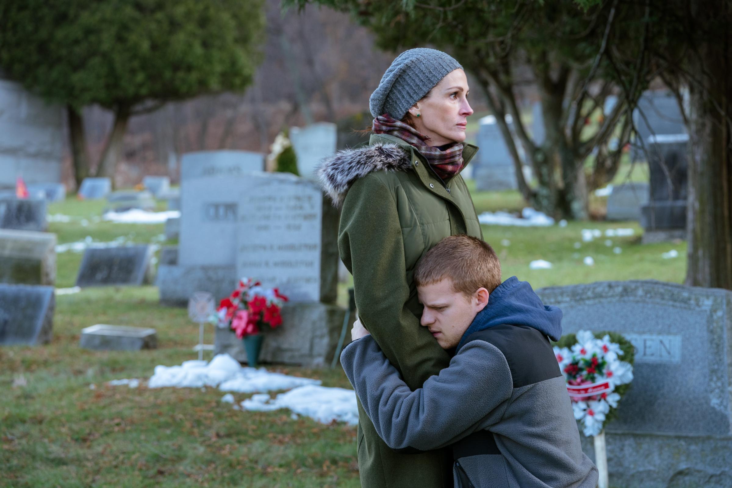 julia roberts has an unexpected christmas guest in ben is back