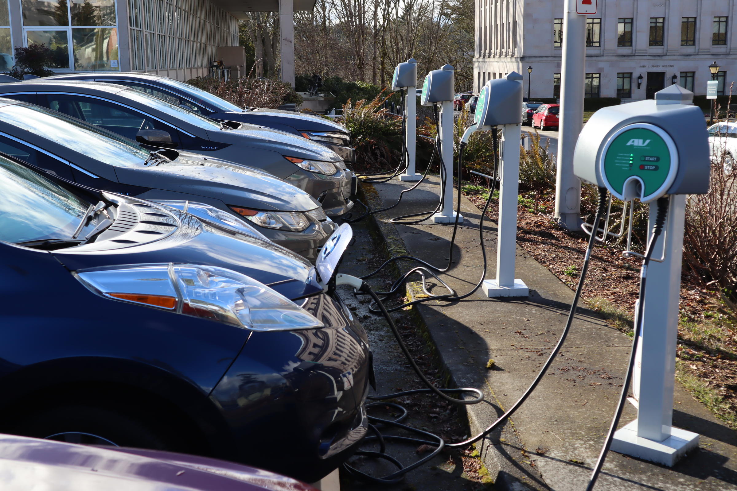Incentives for electric car buyers? Yes in Oregon, maybe in Washington