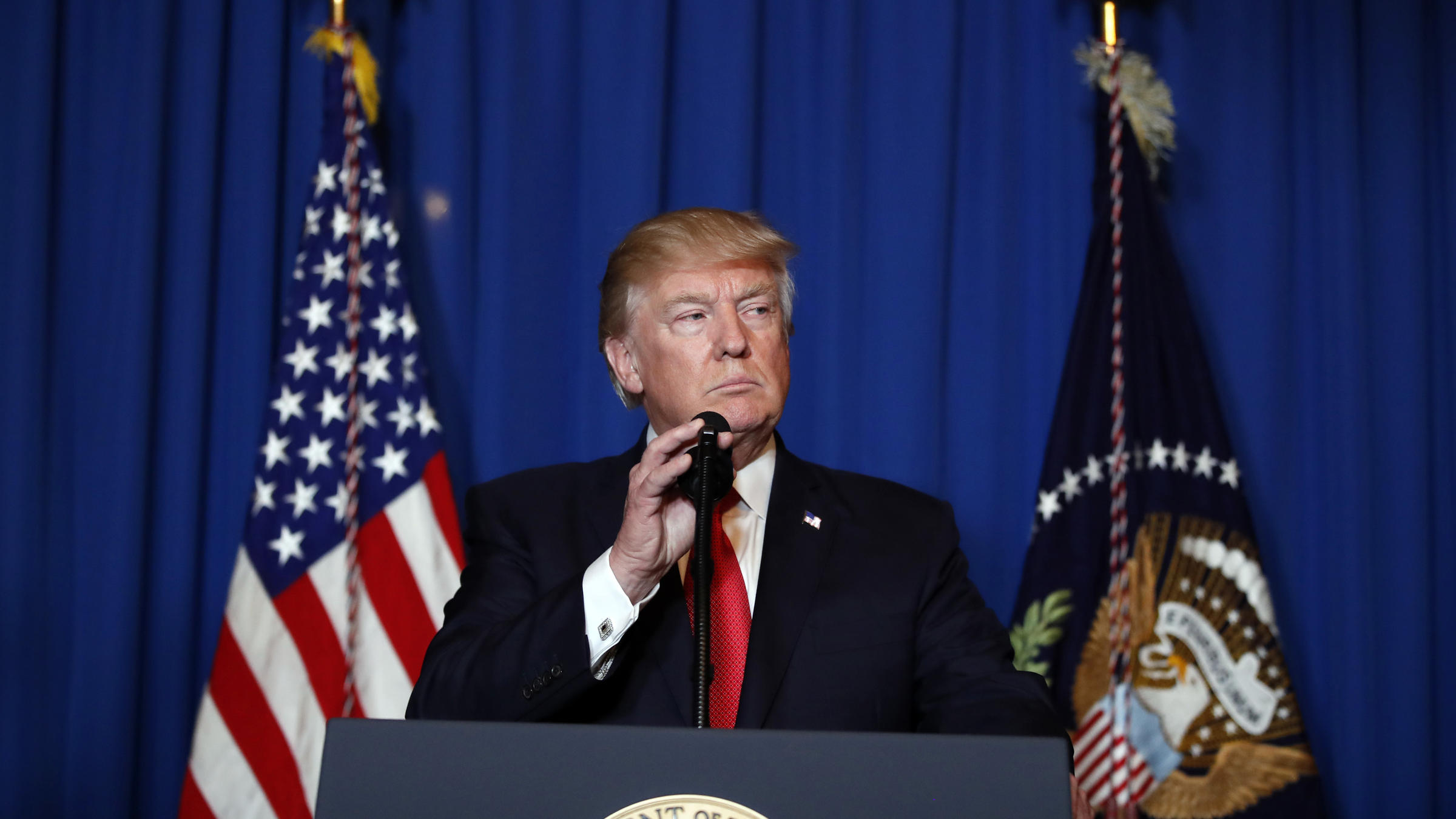 Journalist Describes The Loneliness And Leakiness Of Trump S White