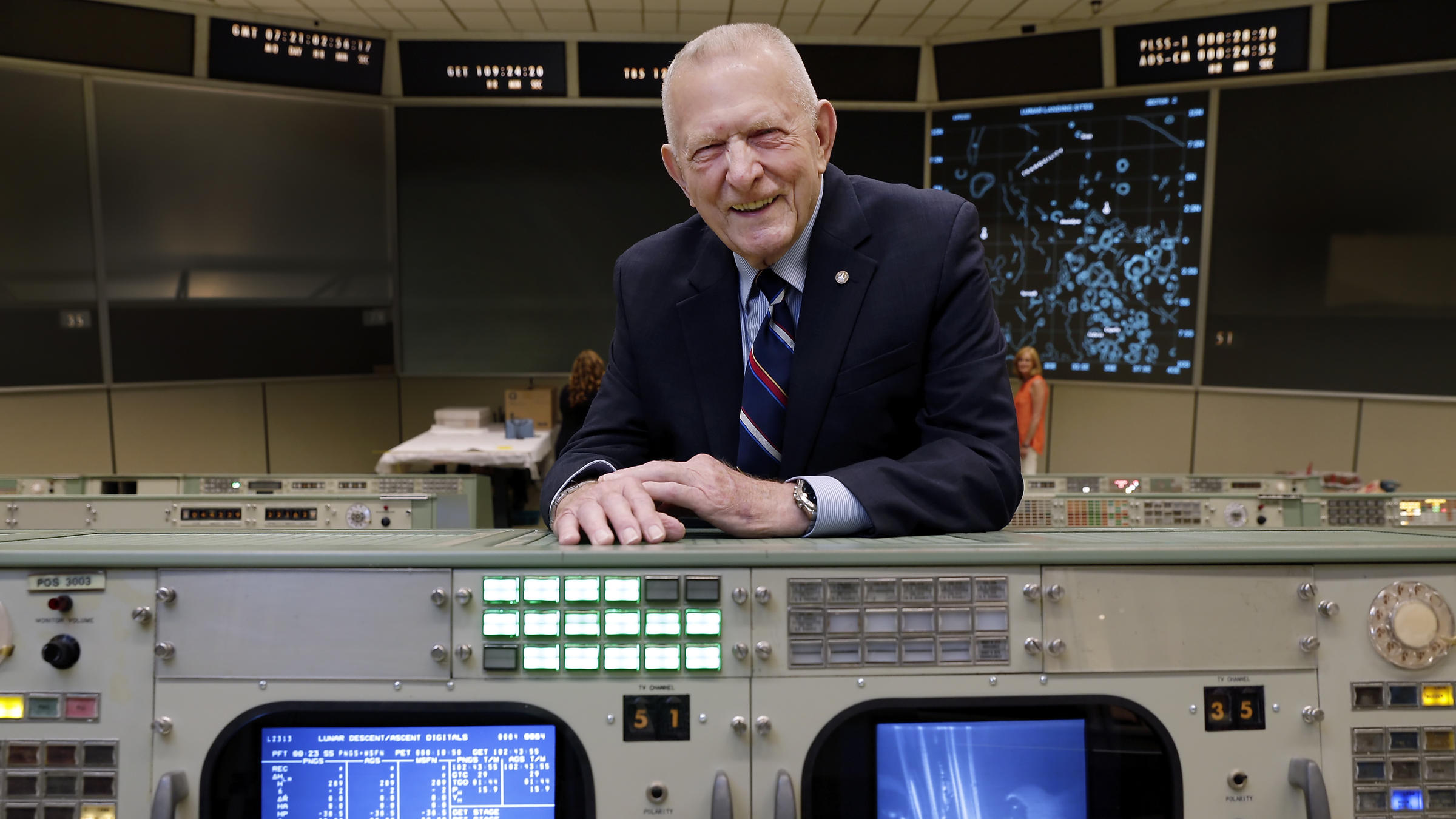 Former Nasa Flight Director Gene Kranz Restores Mission Control In