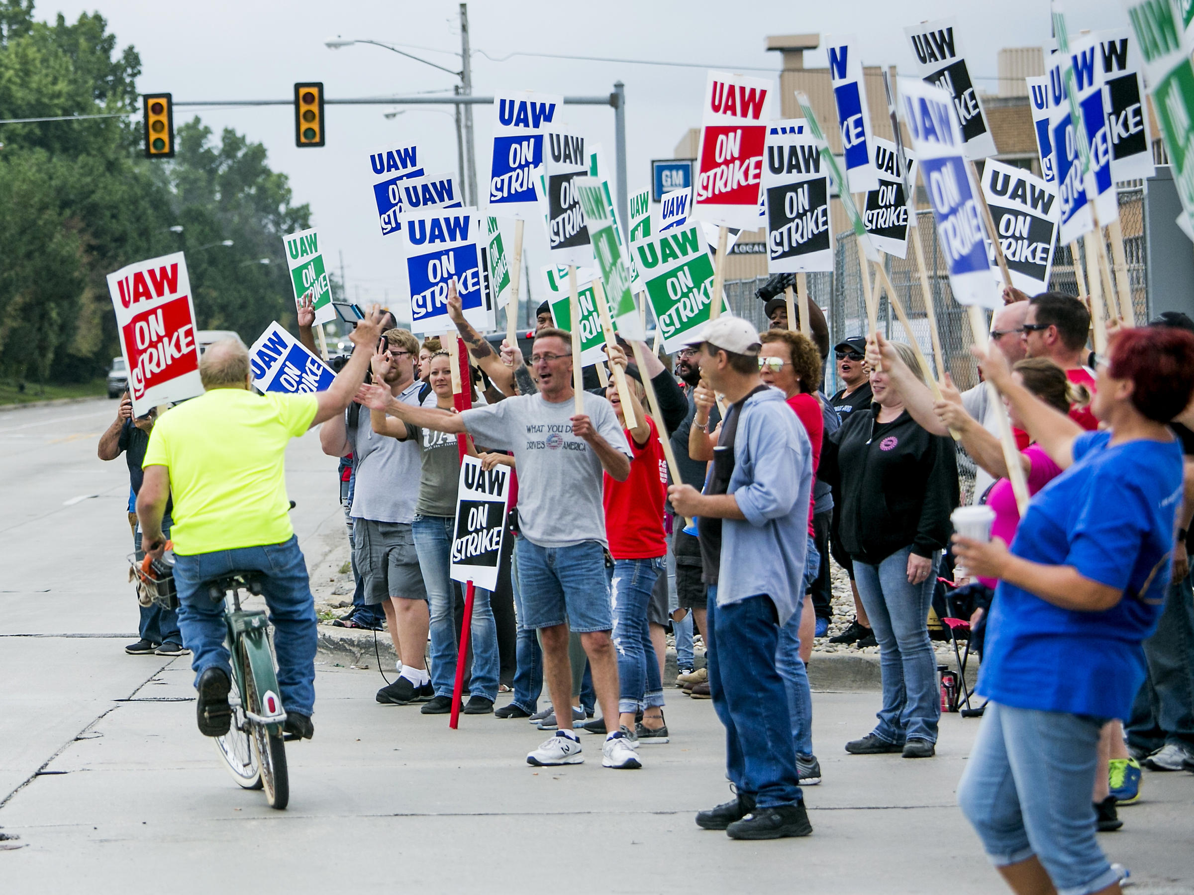 In GM Strike, Union Says Only 2 Of Deal Has Been Agreed To, 'We're Far