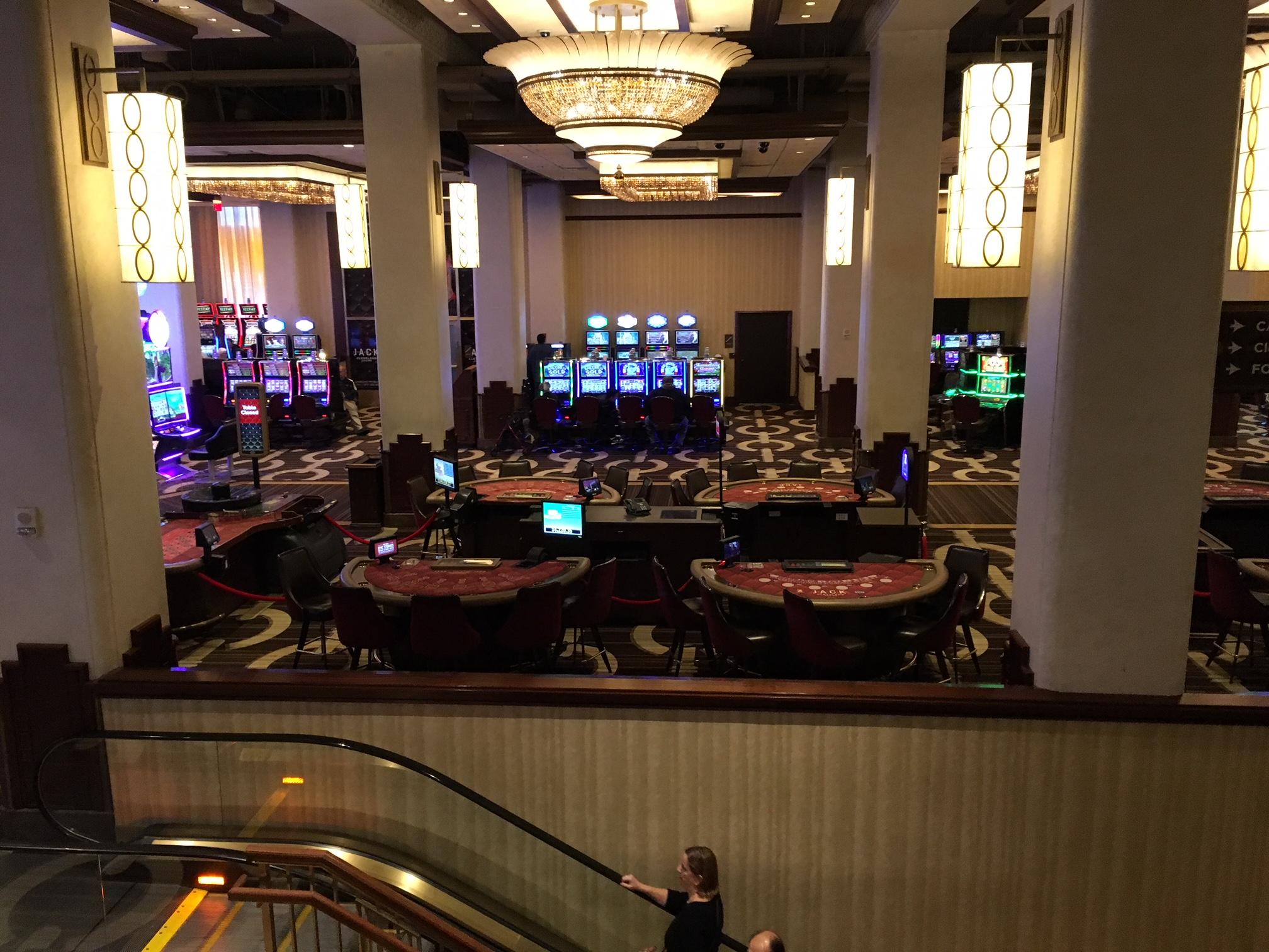 horseshoe casino cleveland poker chip set