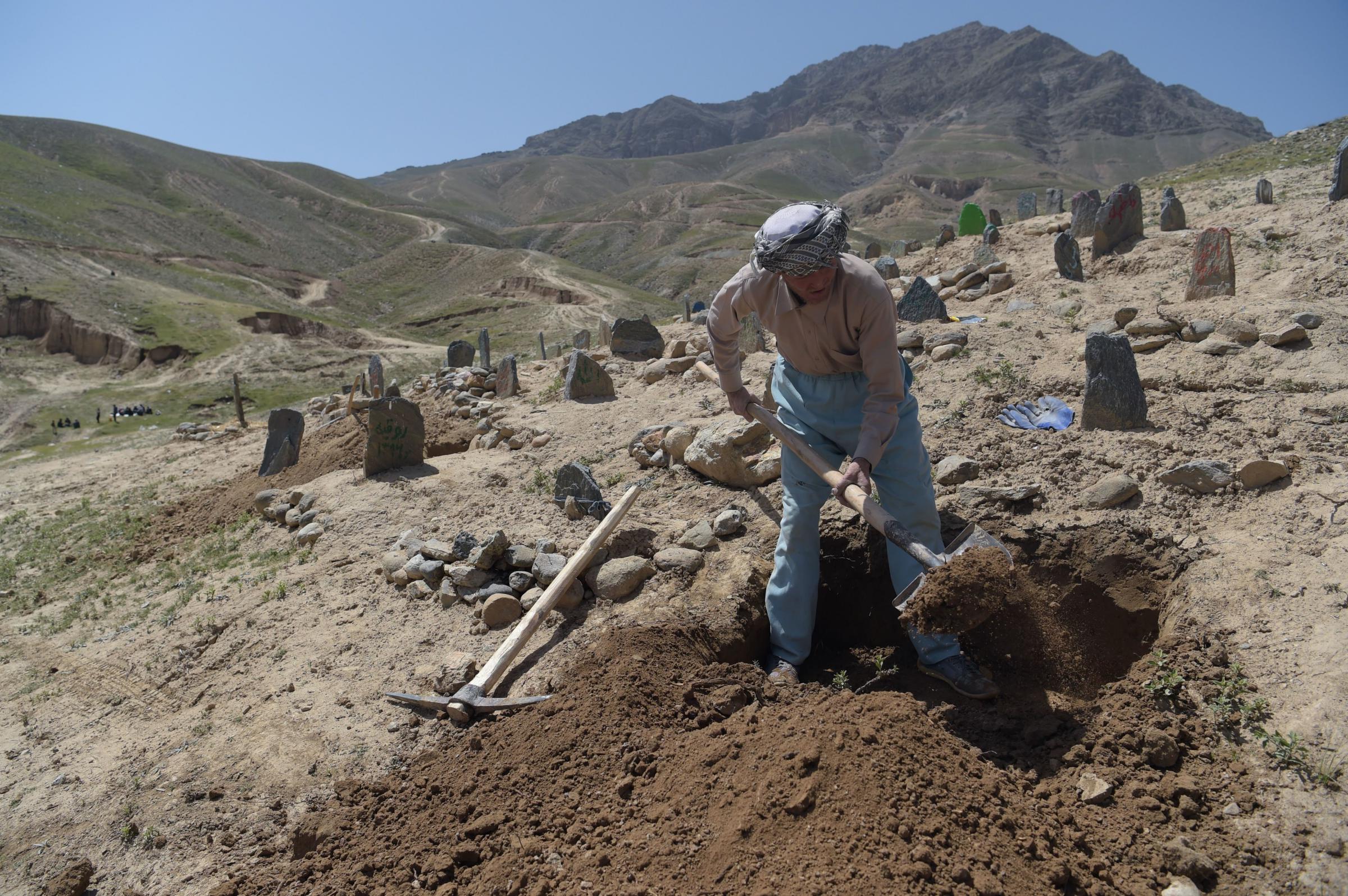 Сколько афганцев погибло. Могилы солдат Афганистана. Могилы советских солдат в Афганистане.