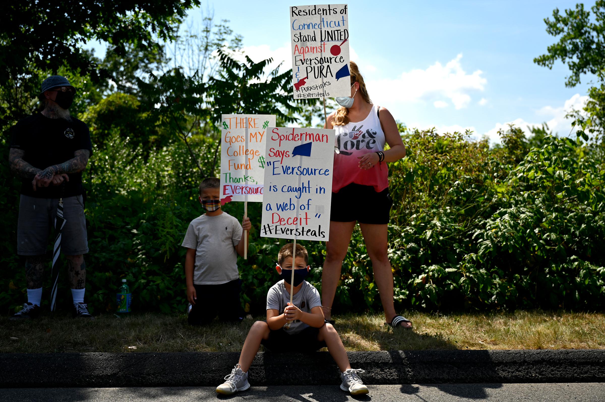 After A Week Of Complaints Utility Regulators Temporarily Pull Plug On Eversource Rate Hike New England Public Media