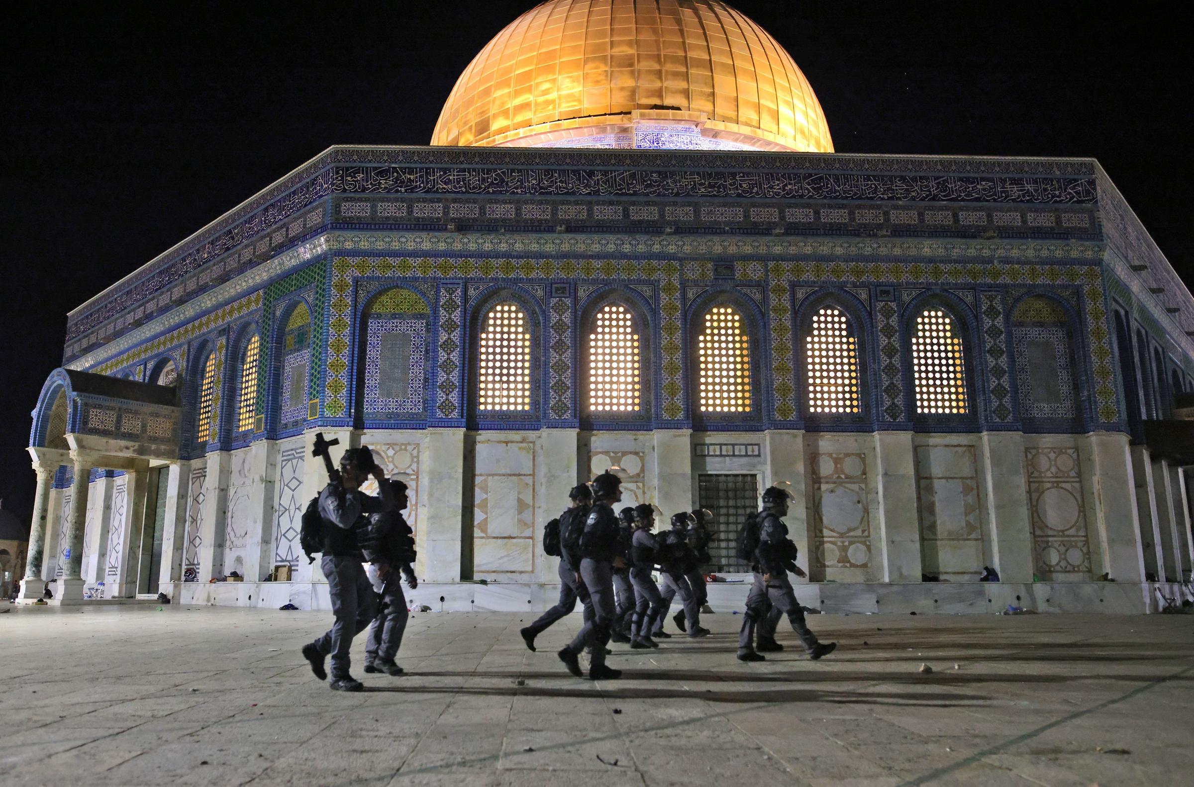 Israeli Palestinian Clashes Escalate In Ramadan Night Violence At Al Aqsa Mosque Wjct News