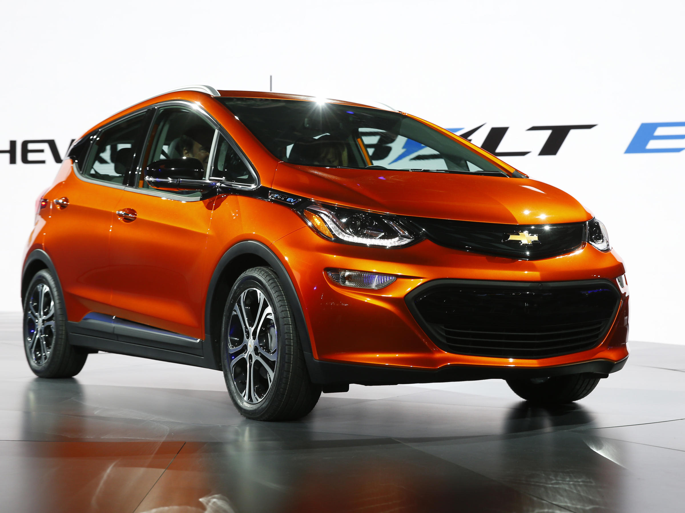 rollout chevy bolt may mark turning point electric car market