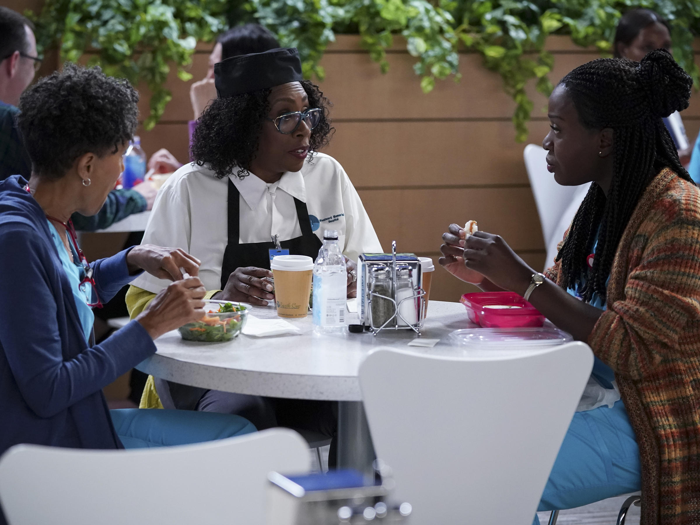 Cbs S Bob Hearts Abishola Rings True To These Nigerian Viewers Wjct News